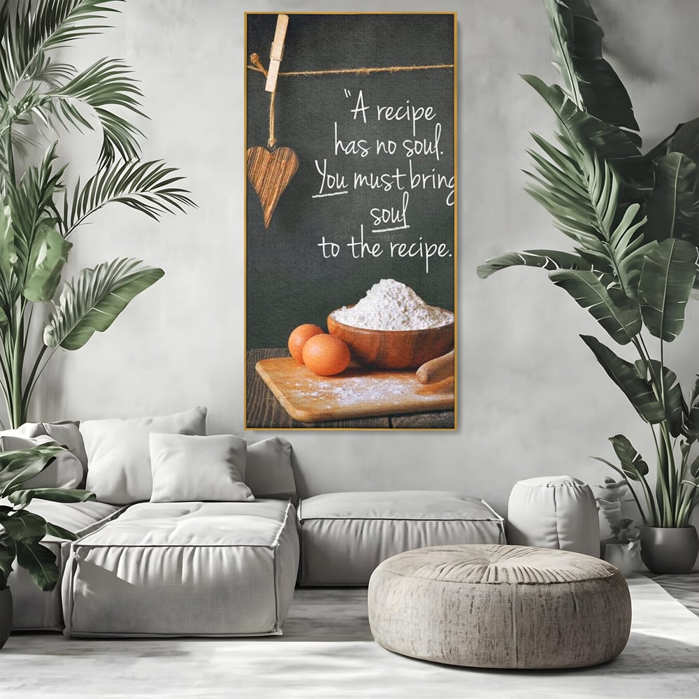 Tablou canvas cu tablou canvas cu citat culinar si faina, in rama de aluminiu auriu, pe perete intr-un living